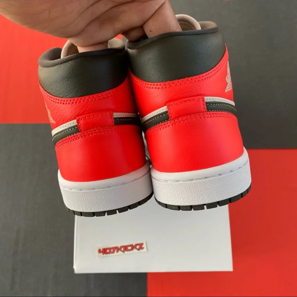 Women’s Air Jordan 1 👟 - Picture 8 of 10